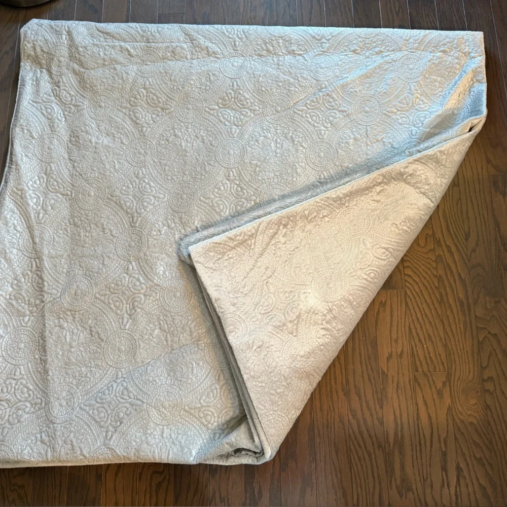 New! TAHARI HOME Velvet Silver Grey Embossed Medallion King Duvet Cover